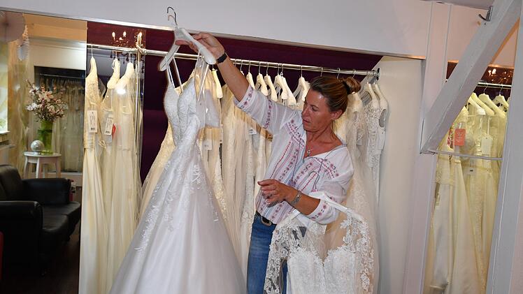 Susanne Menger  ist Fachfrau für Braut- und Festmoden. Foto: Ronald Rinklef