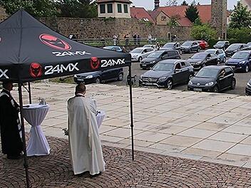 In etwa 70 Autos und rund um den Parkplatz lauschten Besucher des Open-Air-Autogottesdienstes den Worten der beiden Geistlichen, Pater Rudolf Theiler und Bernd Grosser. Foto: Helmut Will