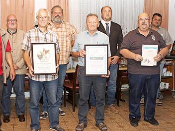 Die besten Vereine und besten Züchter wurden bei der Kreisversammlung ausgezeichnet (von links): Mathias Ros (KZV Heldtritt), Dieter Büttner, Gerald Blatt (KTV Heldtritt), Zuchtwart Bernd Wacker, Eberhard Eckerhard, André Karl, Ulrich Rampel, Jens Clumbacher und Bürgermeister Bastian Büttner.  Foto: Michael Stelzner