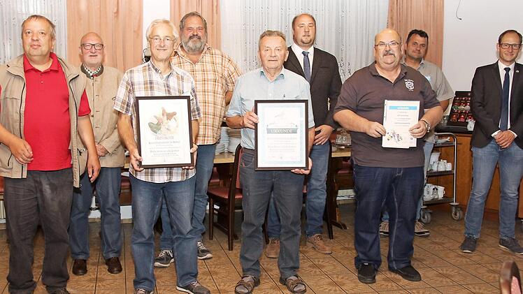 Die besten Vereine und besten Züchter wurden bei der Kreisversammlung ausgezeichnet (von links): Mathias Ros (KZV Heldtritt), Dieter Büttner, Gerald Blatt (KTV Heldtritt), Zuchtwart Bernd Wacker, Eberhard Eckerhard, André Karl, Ulrich Rampel, Jens Clumbacher und Bürgermeister Bastian Büttner.  Foto: Michael Stelzner