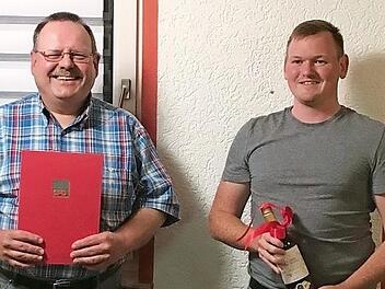 Jubilar Michael Franz (links) wurde vom Vorsitzenden Julian Wachter ausgezeichnet. Foto: privat