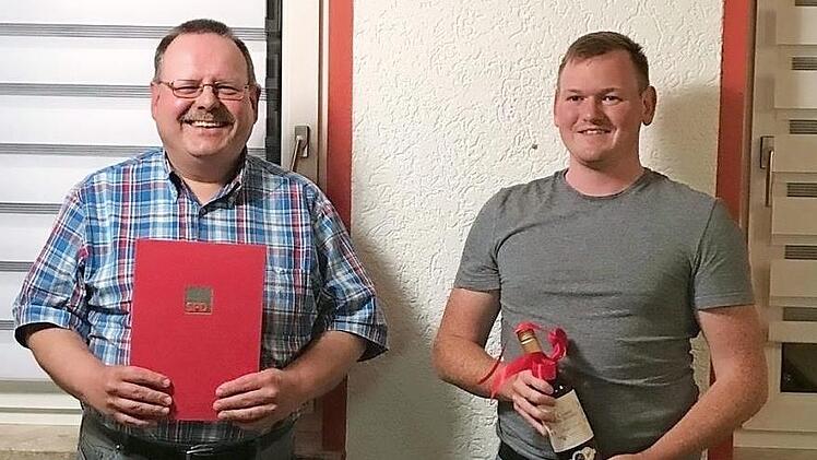Jubilar Michael Franz (links) wurde vom Vorsitzenden Julian Wachter ausgezeichnet. Foto: privat