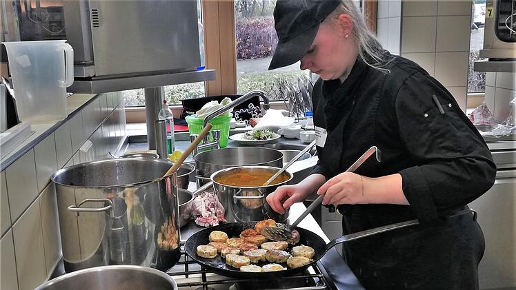 Koch-Azubi-Jule Klingenberg (Sennhütte, Fladungen) bei der Arbeit am Herd. Foto: Sigismund von Dobschütz