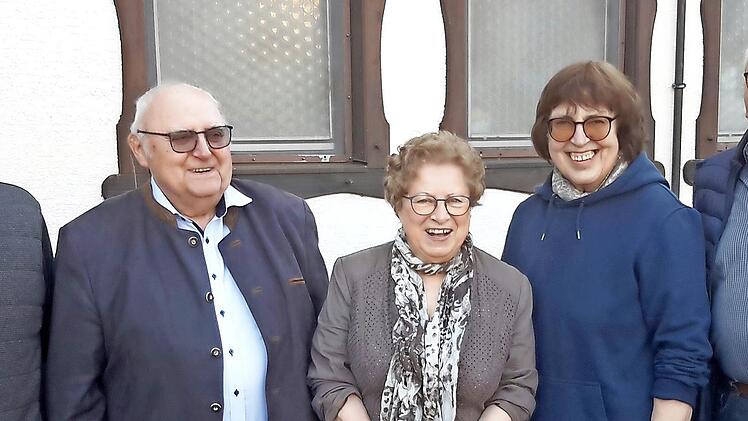 Über ihre einstimmige Wiederwahl bei der Jahreshauptversammlung der Senioren-Union freuten sich (von rechts) Reinhold Hahn, Gundula Langeworth und die Vorsitzende Carmen Ruppel. Die Arbeit im Ortsverband Bad Brückenau lobten in ihren Grußworten W...