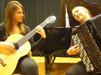 Ana Lama (links) aus Spanien und Vilma Räikkönen aus Finnland musizieren gemeinsam mit Gitarre und Akkordeon. Foto: Sabine Meißner