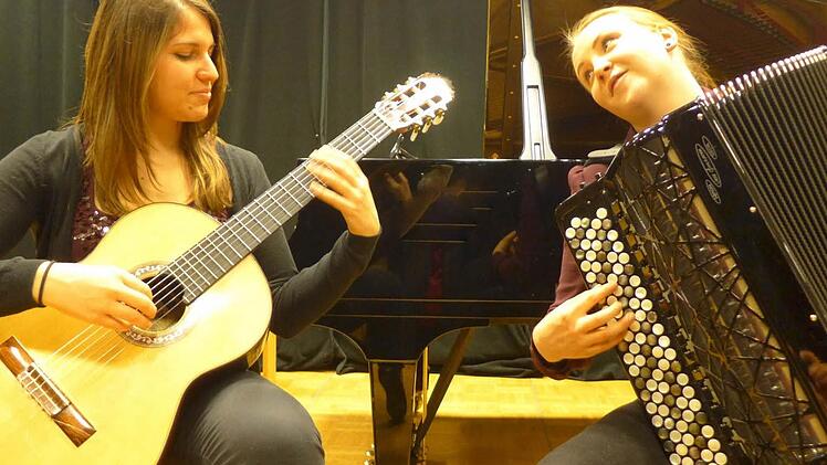 Ana Lama (links) aus Spanien und Vilma Räikkönen aus Finnland musizieren gemeinsam mit Gitarre und Akkordeon. Foto: Sabine Meißner