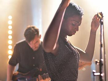 Simon Green alias Bonobo und Sängerin Szjerdene versetzen die Besucher im E-Werk in Erlangen in Trance. Foto: Nikolas Pelke