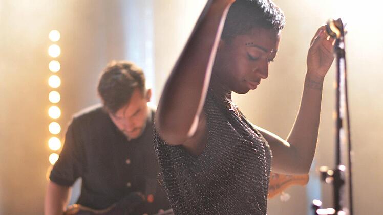 Simon Green alias Bonobo und Sängerin Szjerdene versetzen die Besucher im E-Werk in Erlangen in Trance. Foto: Nikolas Pelke