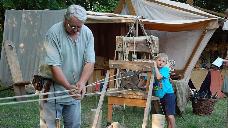 Tolle Kostüme, zünftige Klänge, alte Handwerkskunst und wirbelnde Tänze erlebte die sonst so beschaulich daliegende Ruine der Lauterburg am Wochenende beim Mittelalter-Spektakel. Foto: Rainer Lutz