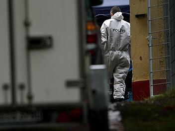 Die Spurensicherung der Polizei arbeitet in Lampersdorf auf dem Bauernhof, in dem die Polizei die entführte und ermordete 17-jährige Anneli gefunden hat. Foto: Arno Burgi/dpa