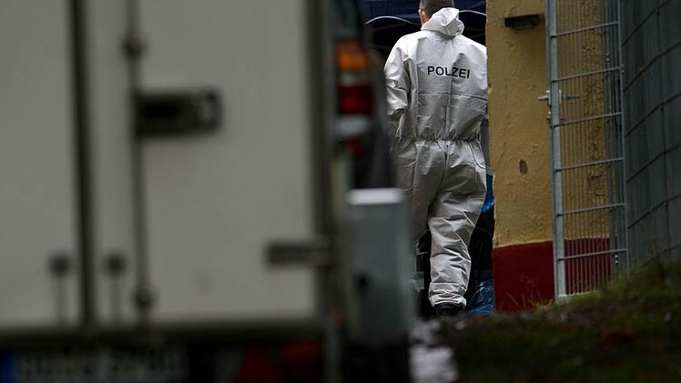 Die Spurensicherung der Polizei arbeitet in Lampersdorf auf dem Bauernhof, in dem die Polizei die entführte und ermordete 17-jährige Anneli gefunden hat. Foto: Arno Burgi/dpa