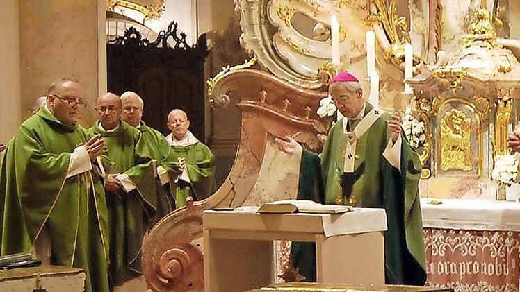 Erzbischof Ludwig Schick zelebrierte die Eucharistiefeier in der Basilika.  Fotos: Andreas Welz
