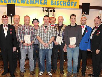 Die Geehrten zusammen mit Beirat Klaus Müldner (links) und Bezirkspräsident Norbert Schober (rechts): Wolfgang Brust, Marco Erhart, Klaus Schlembach, Marco Gessner, Sitzungspräsident Helmut Schlembach, Günter Schlembach, Oliver Jürk und Nico Reuss.