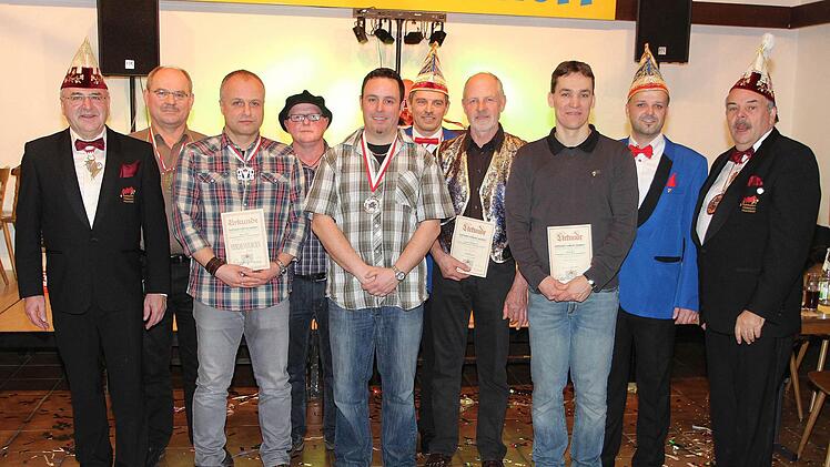 Die Geehrten zusammen mit Beirat Klaus Müldner (links) und Bezirkspräsident Norbert Schober (rechts): Wolfgang Brust, Marco Erhart, Klaus Schlembach, Marco Gessner, Sitzungspräsident Helmut Schlembach, Günter Schlembach, Oliver Jürk und Nico Reuss.