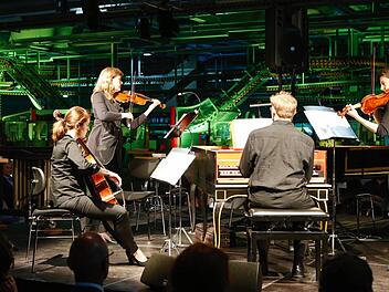 Mitglieder der Bamberger Symphoniker musizierten im Druckzentrum der Bamberger Mediengruppe Oberfranken. Foto: Matthias Hoch