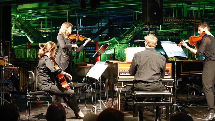 Mitglieder der Bamberger Symphoniker musizierten im Druckzentrum der Bamberger Mediengruppe Oberfranken. Foto: Matthias Hoch
