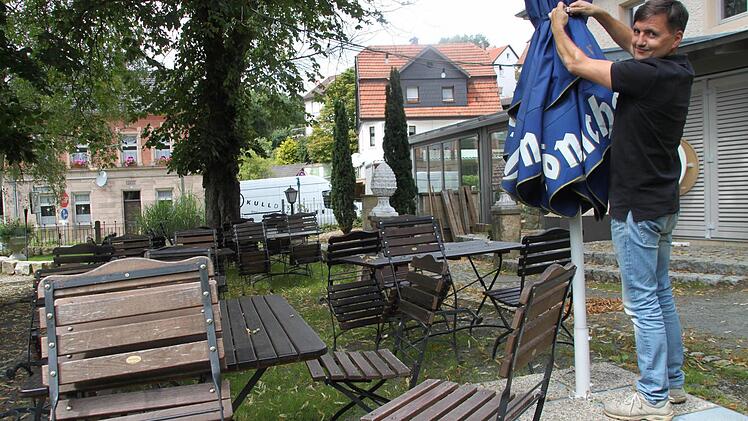 Armin Kull hofft auf schönes Wetter. Sonnenschirme stehen parat.