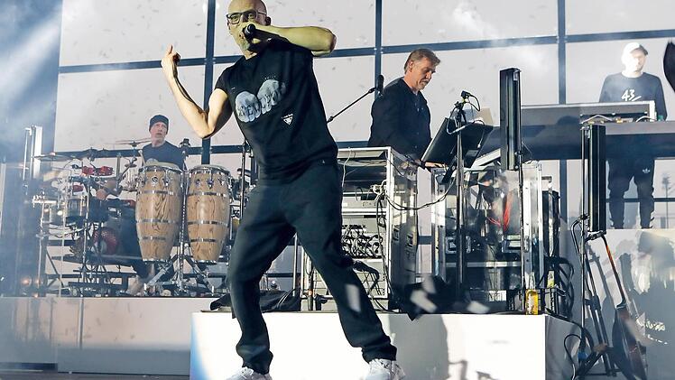 Die Fantastischen Vier, Thomas D (Foto), Michi Beck, Smudo und And.Y , haben am Dienstag in der Bamberger Arena vor 6000 Fans ihre "Vier und Jetzt"-Tour begonnen. Foto: Matthias Hoch