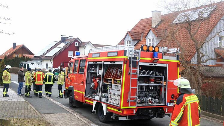Am Dienstag waren vier Feuerwehren nach Kirchehrenbach gerufen worden. Doch anstatt eines Wohnungsbrandes wurden drei Leichen in dem Haus gefunden.  Foto: News5/Merzbach