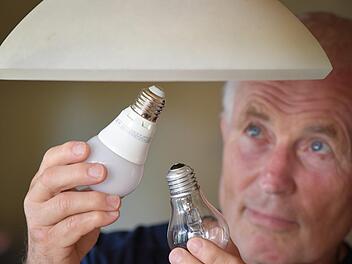 Der Wechsel      von  einer Halogenlampe (r) gegen eine energiesparende LED-Lampe geht ganz einfach.  Foto: Patrick Pleul/dpa