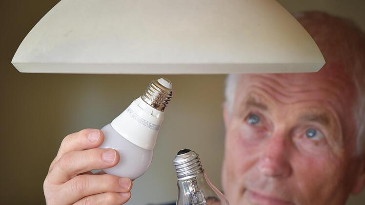 Der Wechsel      von  einer Halogenlampe (r) gegen eine energiesparende LED-Lampe geht ganz einfach.  Foto: Patrick Pleul/dpa