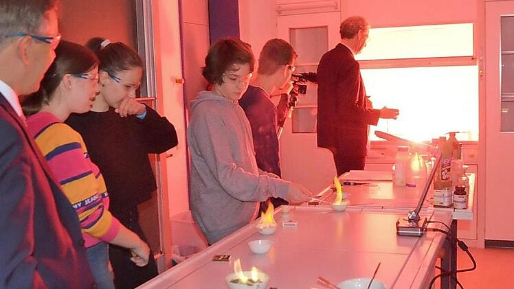 Helles Licht, beißender Rauch: So darf ein Versuch schon mal sein. Bürgermeister Hacker (rechts) gab richtig Stoff, Landrat Tritthart (links) begnügte sich mit kleinerer Flamme.