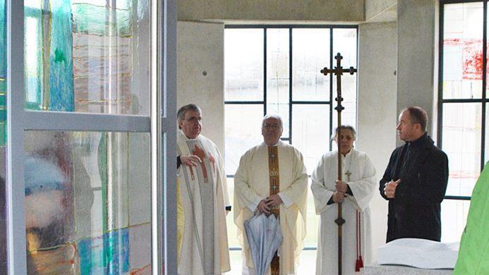 Eine kurze Andacht fand nach dem Gottesdienst im Mahnmal für Euthanasieopfer in Maria Bildhausen statt. Foto: Hanns Friedrich