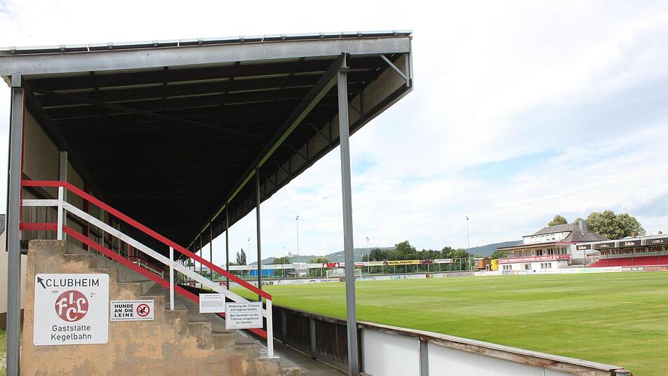 Blick auf das Stadion und Clubheim des FC Lichtenfels Foto: Popp