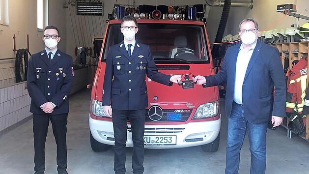 Stellvertretender Kommandant Julius Eschenbacher, Kommandant Dominik Eichner und B&uuml;rgermeister Norbert Gro&szlig; (von links) bei der &Uuml;bergabe der W&auml;rmebildkamera