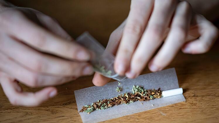 Schon als Jugendlicher nahm ein 21-Jähriger Drogen. Jetzt stand er wegen Drogenhandel und Waffenbesitzes in Bad Kissingen vor dem Schöffengericht.