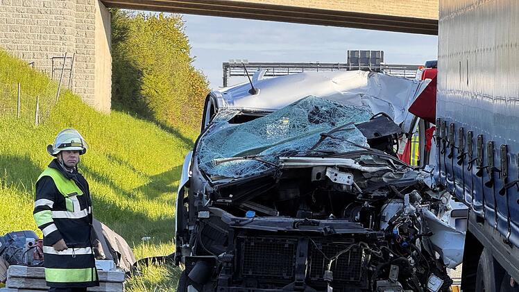 Kleintransporter von Lkw auf A9 im Kreis Hof mitgeschleift