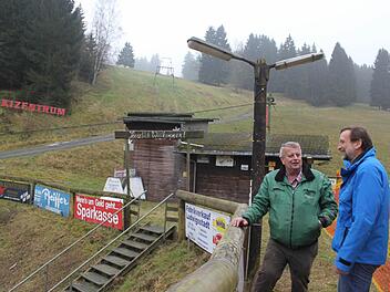 Anfang der Woche war es noch grün. Die Geschäftsführer des Skizentrums Ludwigsstadt, Gerhard Rentsch und Heinrich Pfeiffer, hoffen, dass bald so viel Schnee vorhanden ist, damit die Liftanlagen in Betrieb gehen können.  Foto: Veronika Schadeck
