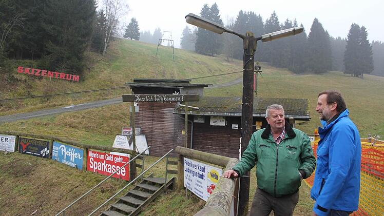 Anfang der Woche war es noch grün. Die Geschäftsführer des Skizentrums Ludwigsstadt, Gerhard Rentsch und Heinrich Pfeiffer, hoffen, dass bald so viel Schnee vorhanden ist, damit die Liftanlagen in Betrieb gehen können.  Foto: Veronika Schadeck