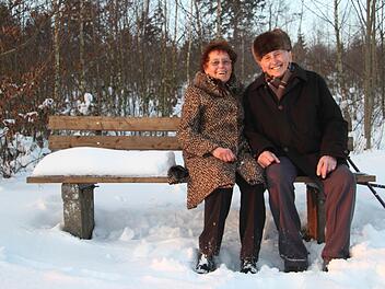 Auf dem "Mogst-mi-Bänkla" in Frankenreuth hat es gefunkt zwischen Emmi und Eberhard Kraus. Fotos: Sonja Adam