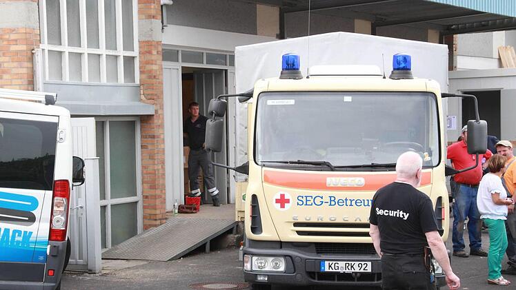 Am Montag kommen die ersten 100 Flüchtlinge in Bad Kissingen an - kurzfristig. Bis dahin haben Handwerker und Helfer damit zu tun, die Notunterkunft in der ehemaligen Fabrik einzurichten. Foto: Carmen Schmitt
