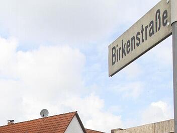 In der Birkenstraße in Röttenbach wurden die Schüsse auf die Frau abgegeben. Der dringend Tatverdächtige hat sich nun der Polizei in Heilbronn gestellt. Foto: Michael Busch
