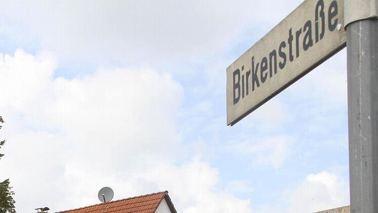 In der Birkenstraße in Röttenbach wurden die Schüsse auf die Frau abgegeben. Der dringend Tatverdächtige hat sich nun der Polizei in Heilbronn gestellt. Foto: Michael Busch