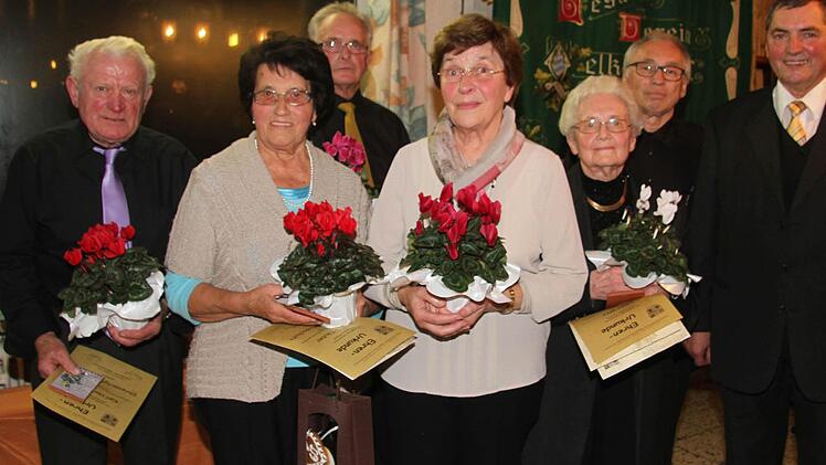 Der Gesangverein Melkendorf hat fünf neue Ehrenmitglieder(von links): Karl Hartmann, Johanna Täuber, Hermann Wagner, Sigrid Kugler und Hilde Wirz. Mit ihnen freuten sich Vorsitzender Hermann Dunkel und Erhard Hildner vom Sängerkreis Bayreuth. Foto: Sonja Adam