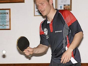 Überragender Spieler beim 8:8 des DJK-SV Neufang gegen den SV Rothenkirchen war Manuel Gebhardt. Der Ex-Haiger gewann seine beiden Einzel sowie die beiden Doppel zusammen mit Michael Kolb. Foto: Hans Franz