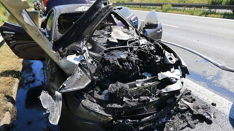 Von dem Sportwagen ist nicht mehr viel übrig.  Foto: News5/Merzbach