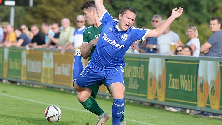 Der Kulmbacher Philipp Krauß kommt nach einer Begegnung mit Ahmet Topal zu Fall. Foto: Peter Mularczyk