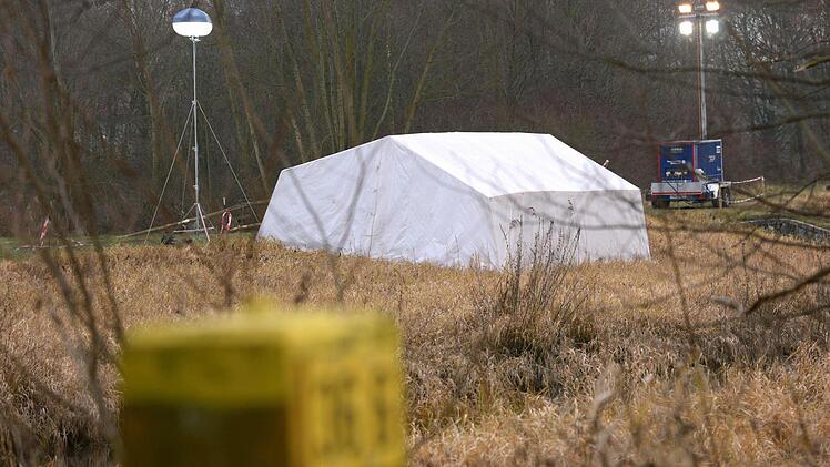 Ein Zelt, das die Polizei aufgestellt hat, wird am 22.12.2016 bei Gersthofen-Hirblingen (Bayern) am Ufer der Schmutter bei Flusskilometer 36,6 von Scheinwerfern angestrahlt. Hier wurden zwei Frauenleichen gefunden. Ob es sich dabei um zwei seit Tagen vermissten Frauen aus dem Gersthofener Ortsteil Hirblingen handelt, war zunächst unklar. Foto: Stefan Puchner/dpa