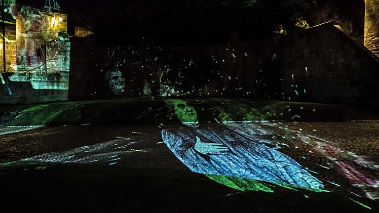 Mit einer Live-Installation beteiligt sich der Lichtkünstler Philipp Geist am Samstag an der 13. Coburger Museumsnacht. Am Donnerstag richtete er seine Installation im Hof der Veste ein (© Philipp Geist / VG Bild-Kunst Bonn 2017 )..Foto: Jochen Berger