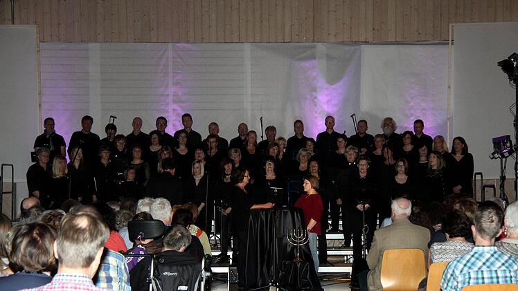 Beim Rock-Oratorium war es auf und vor der Bühne voll.  Foto: Richard Sänger