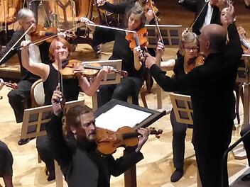 Die Schlacht ist geschlagen: Christian Tetzlaff nach dem Violinkonzert von Brahms. Foto: Gerhild Ahnert