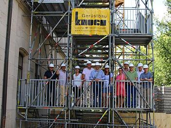 Vertreter aus verschiedenen Ämtern der Stadt Coburg, der Schule sowie des Kinderhauses gaben symbolisch den Start der Bauarbeiten frei. Foto: Simone Bastian