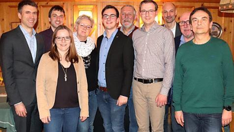 Der Vorstand mit Gästen von links: Stefan Müller, Biggi Müller, dahinter René Gold, Karin Frank, Nico Kauper, Uli Günther, Matthias Goß, Holger Kessel, Uwe Pöschl, Alfred Albrecht Foto: Johanna Blum