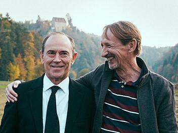 Die Schauspieler tragen ihre fränkische Heimat noch immer im Herzen: Werner Kalb (links) und Gilbert von Sohlern vor der Burg Rabeneck Foto: Lisa Weixelbaum