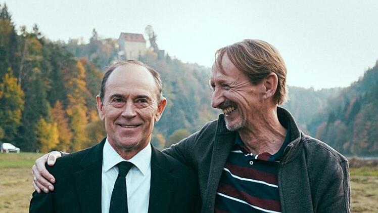 Die Schauspieler tragen ihre fränkische Heimat noch immer im Herzen: Werner Kalb (links) und Gilbert von Sohlern vor der Burg Rabeneck Foto: Lisa Weixelbaum