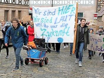 Thilo Schaufler (links) bei der ersten Herzogenauracher Demo im März. Im Frühjahr ist die nächste in der Stadt geplant.  Foto: Bernhard Panzer